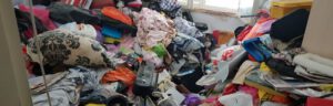 הכנת דירה מוזנחת למגורים בגבעתיים-פינוי חפצים פסולת  וניקיון
