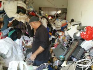 סידור דירות עמוסות ציוד ואשפה - פינוי חפצים תכולה פסולת וניקיון יסודי