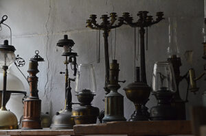 קונה חפצים מירושה כוללים נברשות ומנורות עתיקות