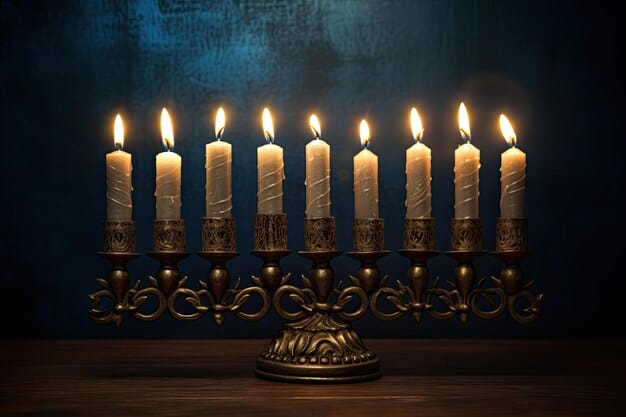 תמונה הממחישה קונה חנוכיות ומזוזות בעלות ערך היסטורי או אמנותי בקריית אונו
