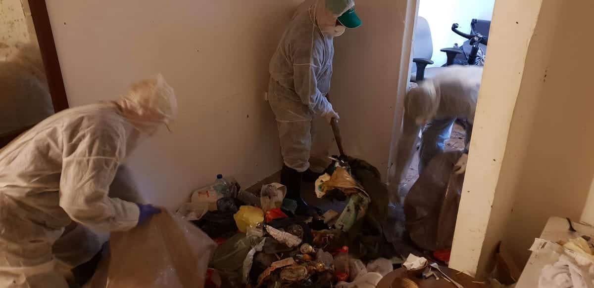 תמונה הממחישה התמודדות עם אם שאוגרת נעליים: מדריך מעשי לפינוי ושיקום הבית