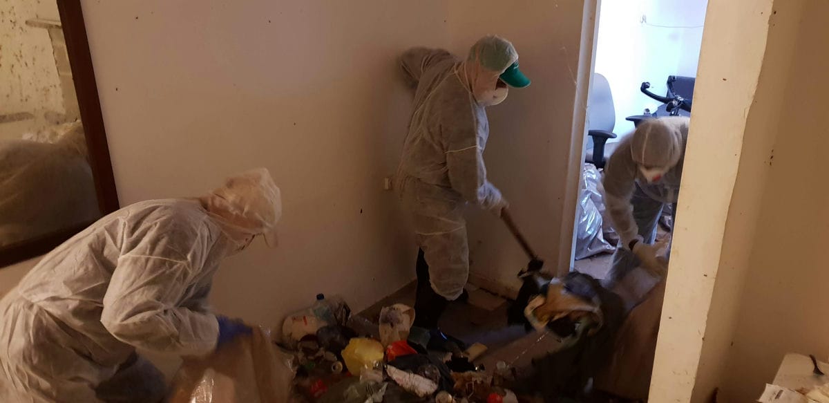 תמונה הממחישה התמודדות עם אגירה בבית: מדריך מקיף לפינוי ושיקום