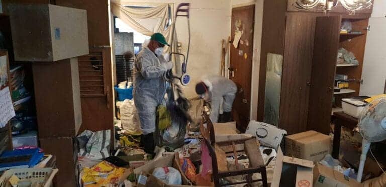 תמונה הממחישה פינוי עיזבון עם אגרנות כפייתית ברעננה: טיפים לזיהוי ערך חבוי