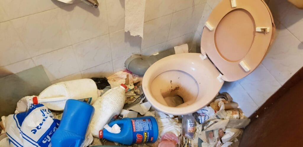 תמונה הממחישה פינוי דירת ירושה עמוסה בחיפה: איך לגלות אוצרות יקרים בין החפצים?