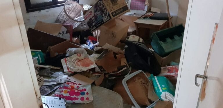 תמונה הממחישה פינוי ירושת אגרן כפייתי באשקלון: להפוך עומס של חפצים לערך אמיתי