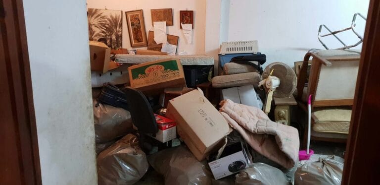 תמונה הממחישה עזבון עמוס עתיקות בהרצליה: פינוי יעיל ומציאת חפצים יקרי ערך