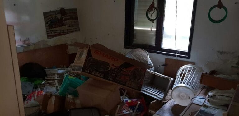 תמונה הממחישה אגרנות כפייתית בנתניה: פינוי עיזבון וגילוי עתיקות בעלות ערך כלכלי