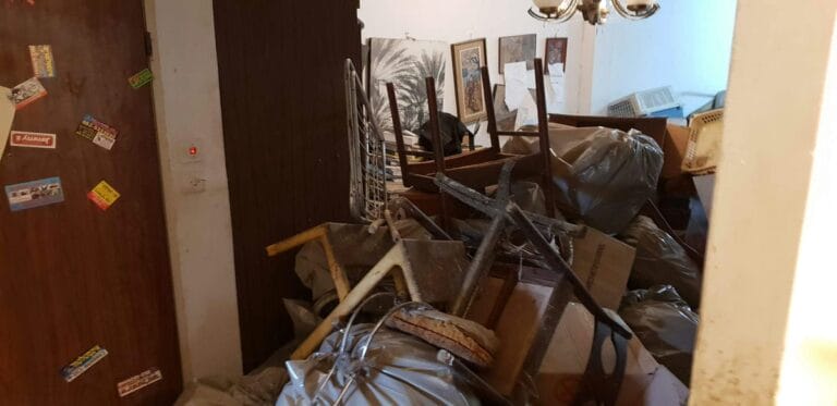 תמונה הממחישה פינוי עיזבון עמוס באשדוד: איך למצוא חפצים נדירים בתוך הבלגן?