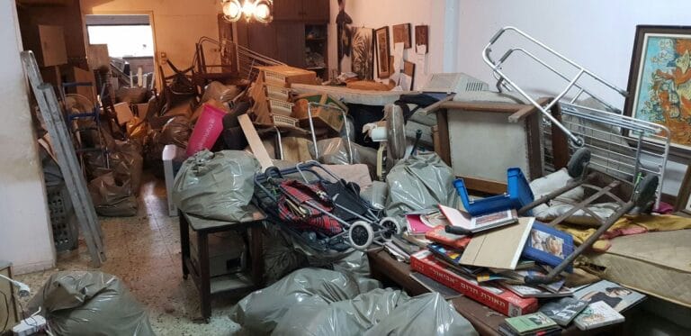 פינוי דירה, תמונה הממחישה פתרונות יצירתיים להתמודדות עם פינוי מכולות גדולות