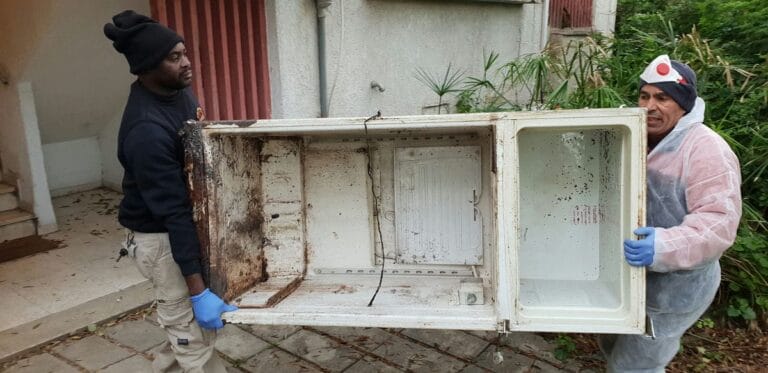 תמונה הממחישה מכולות והפינוי שלהן: אסטרטגיות למינימיזציה של ההשפעה הסביבתית