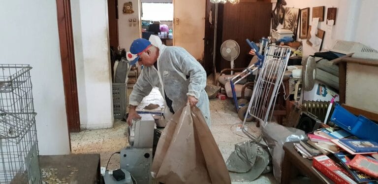 תמונה הממחישה פינוי מכולות: אסטרטגיות למניעת נזקים ושמירה על בטיחות התכולה