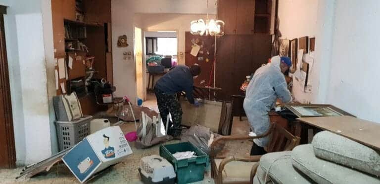 תמונה הממחישה כיצד למקסם את השימוש בקונטיינרים לאחסון ופינוי: טיפים ואסטרטגיות