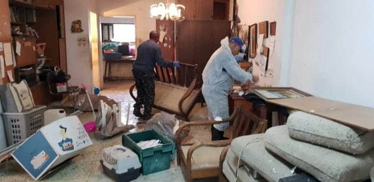 תמונה הממחישה ביטחון והגנה: הכנת קונטיינרים לאחסון תכולה לפני פינוי