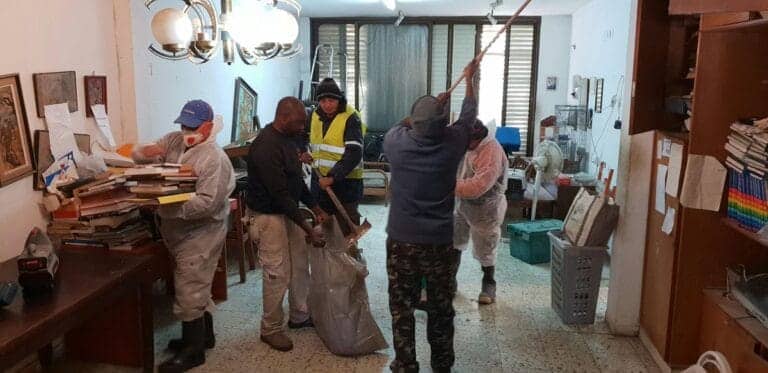 תמונה הממחישה פינוי דירות קשישים וניקיון: מדריך מקיף לגישה רגישה ויעילה