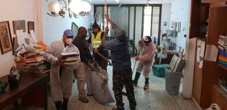 תמונה הממחישה פינוי מדירה שהייתה סגורה הרבה שנים: מדריך מקיף להתחדשות