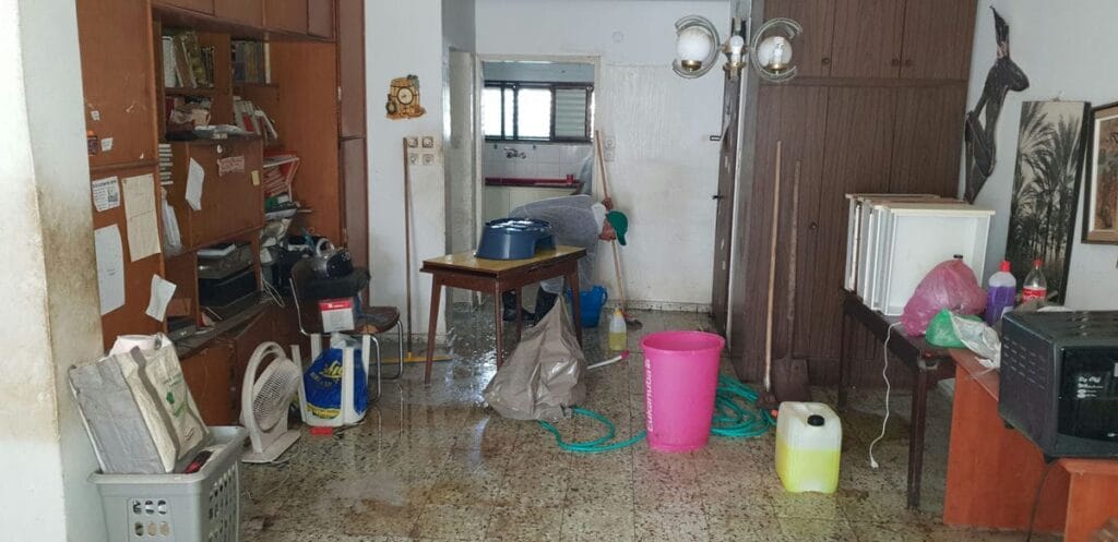 תמונה הממחישה פינוי חנות עמוסה בחדרה: כל מה שצריך לדעת על שחרור הציוד