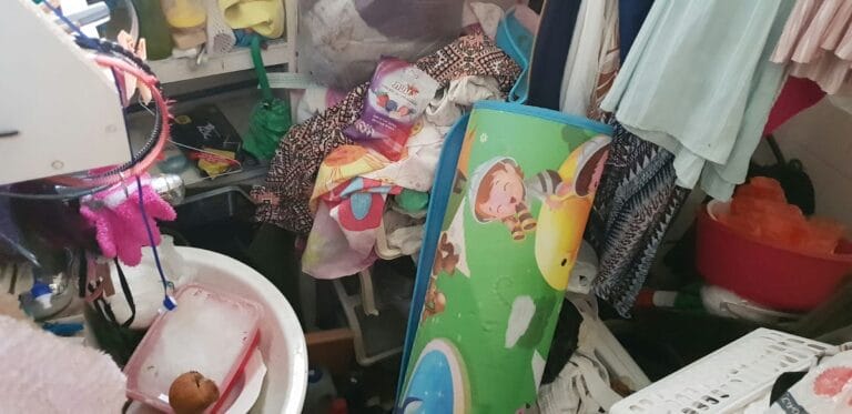 תמונה הממחישה בן זוגי מזניח את הבית בתקופת אבטלה