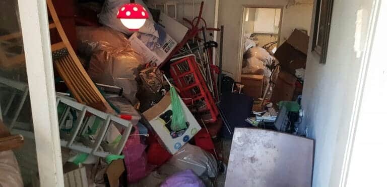 תמונה הממחישה התמודדות עם הזנחת בית לאחר אובדן: סיפור של תמיכה ושיקום