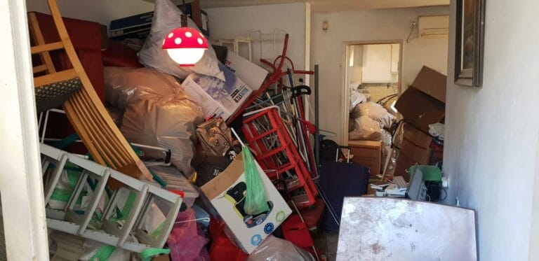 תמונה הממחישה התמודדות עם הזנחת בית עקב פיטורים: סיפור של תמיכה והתחדשות