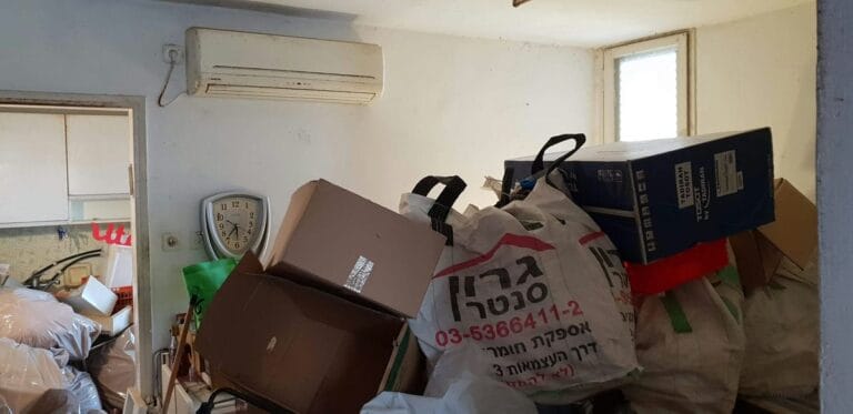 תמונה הממחישה התמודדות עם הזנחת בית עקב נטייה כפייתית לאגירה: סיפור של שחרור ושיקום