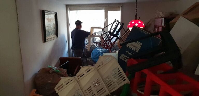 תמונה הממחישה התמודדות עם הזנחת בית של שכנה קשישה בודדה: סיפור של קהילתיות ותקווה