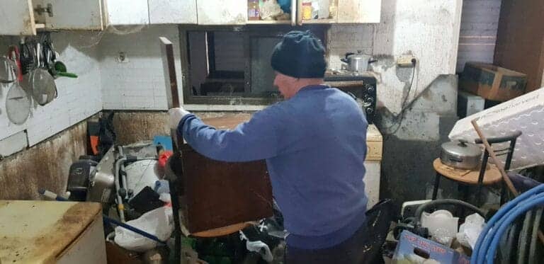 תמונה הממחישה חברה שמפנה בתים מעניקה תקווה חדשה לדירות נטושות בחולון