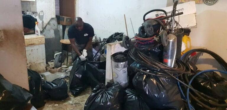 תמונה הממחישה כיצד לפנות בית עמוס שלא ניקה שנים: גישות לפינוי ושיקום