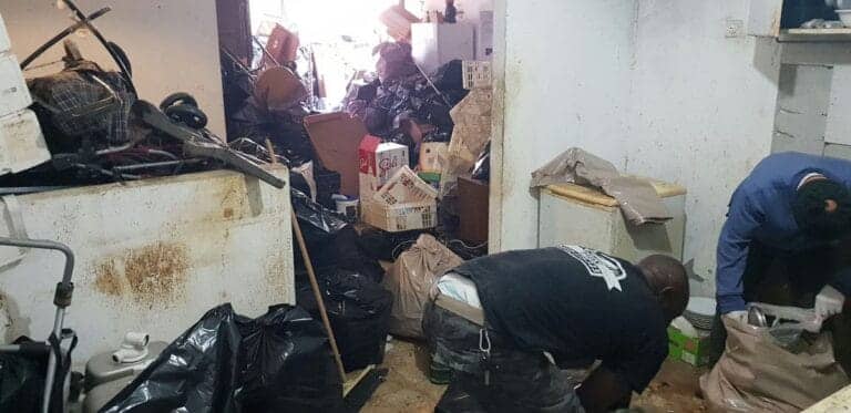 תמונה הממחישה מדריך לפינוי בית עמוס ומוזנח: טיפים לשיפור מהיר ויעיל