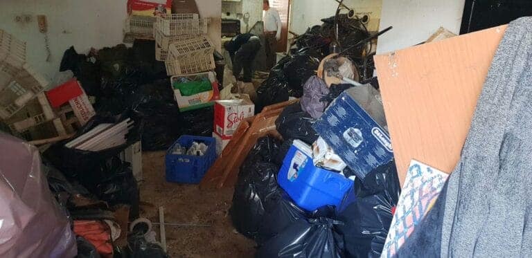 תמונה הממחישה פינוי בית עמוס: אסטרטגיות להתמודדות עם הצפה והזנחה