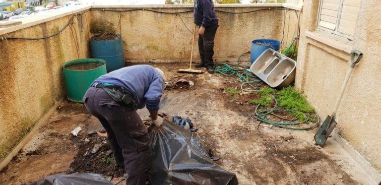 תמונה הממחישה פינוי חפצים מחדר המדרגות - שמרו על בטיחות ונגישות עם שי פינוי דירה