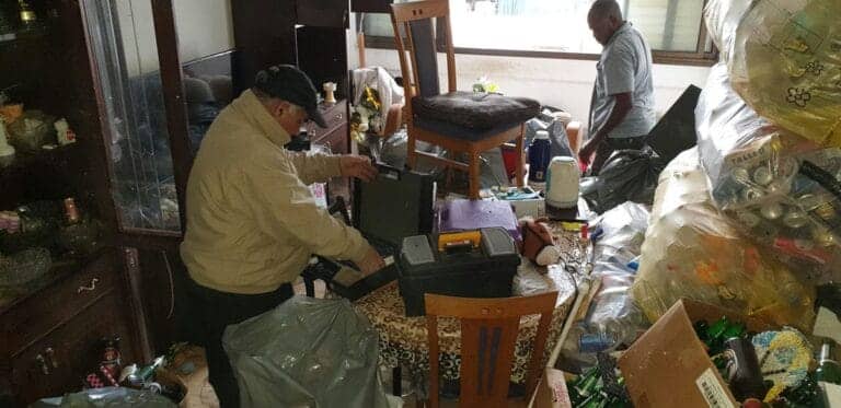 תמונה הממחישה מפנה גרוטאות מחדר מדרגות - שי פינוי דירה מספקים פתרון יעיל ומהיר