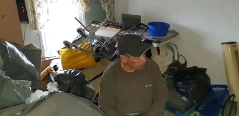 תמונה הממחישה פינוי דירה והחזרת כבוד לדירה של דוד שנפטר: אסטרטגיות ורגישות