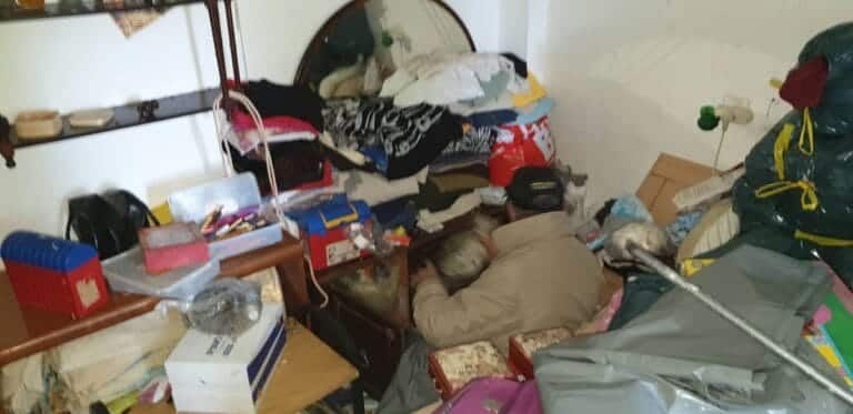 תמונה הממחישה פינוי והחזרת כבוד לדירה של דוד שנפטר: אסטרטגיות ורגישות