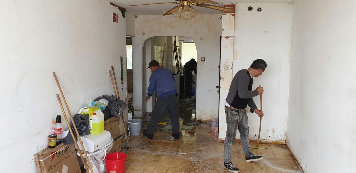 תמונה הממחישה קונה חפצים מירושה כוללים נברשות ומנורות עתיקות