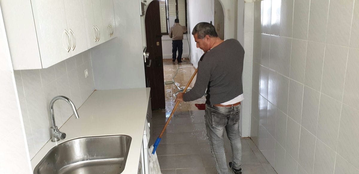 תמונה הממחישה קונה תכולות ירושה עם בובות וצעצועים וינטג'