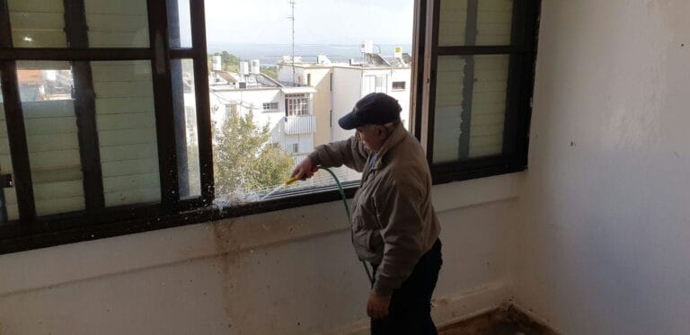 תמונה הממחישה 10 דרכים יצירתיות למחזר פריטים ישנים בזמן פינוי דירה - החל מהיום