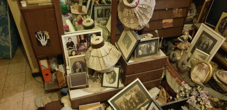 תמונה הממחישה אתגרים ופתרונות בפינוי דירה מלאה בלכלוך וצואה של חתולי רחוב - ניסיון השטח של שי פינוי דירה