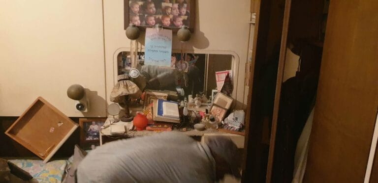 תמונה הממחישה המכשור והחומרים שצוות שי פינוי דירה משתמש להסרת לכלוך קשה