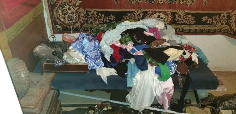 תמונה הממחישה חומרי ניקוי מתקדמים להסרת כתמים ועובש לאחר פינוי דירה