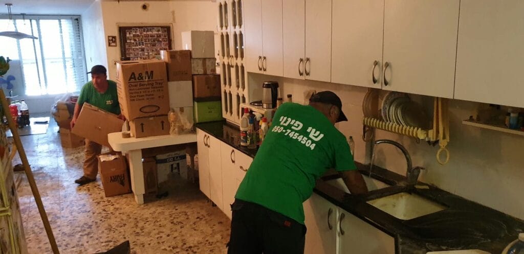 תמונה הממחישה טיפים לניהול רגשות בזמן פינוי דירה של אספן כפייתי ברחובות