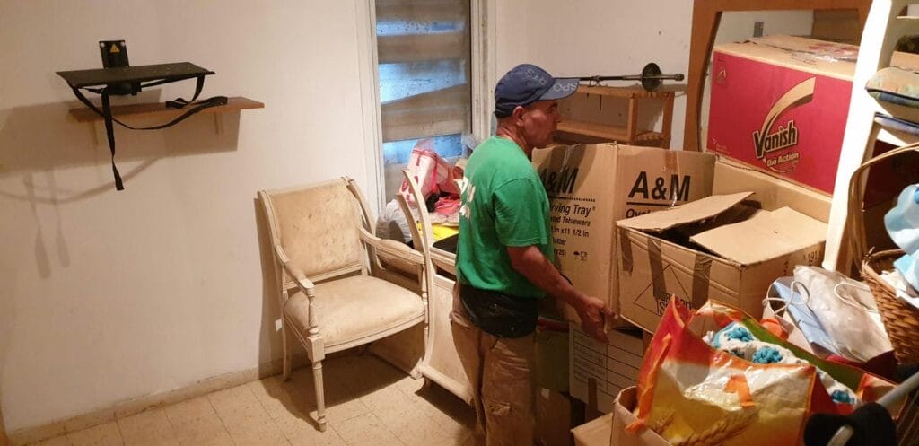 תמונה הממחישה איך לשמור על איזון רגשי כשמפנים דירה של אספן כפייתי בפתח תקווה