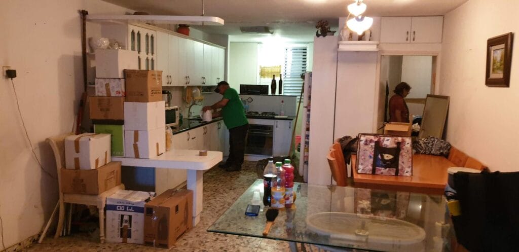 תמונה הממחישה הצצה לנבכי הנפש של אספן כפייתי בגדרה דרך עיני הפסיכולוגיה