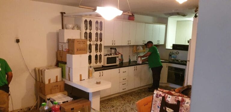 תמונה הממחישה בין פסיכולוגיה לאספנות: מה גורם לאגרנות כפייתית בנס ציונה?