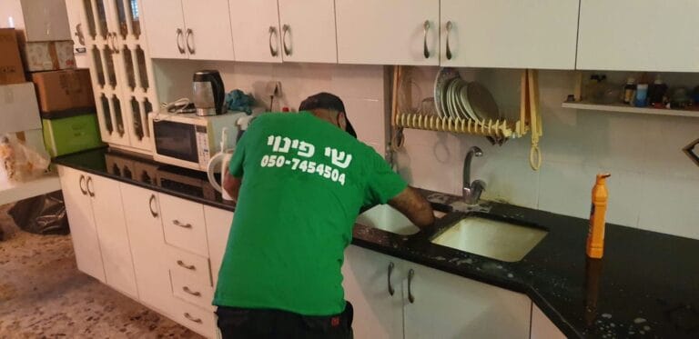 תמונה הממחישה בן זוגי מזניח את הבית בתקופת אבטלה