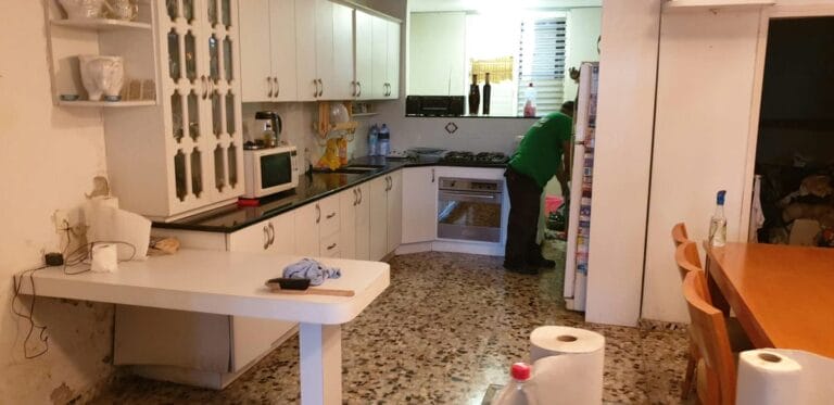 תמונה הממחישה מדריך מקיף למכירת רהיטים ישנים בתל אביב: טיפים והמלצות