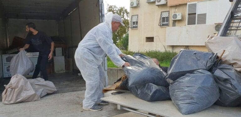 תמונה הממחישה איך לפנות לבד בית של אחות שעזבה לחו"ל ולהתמודד עם החפצים שנותרו