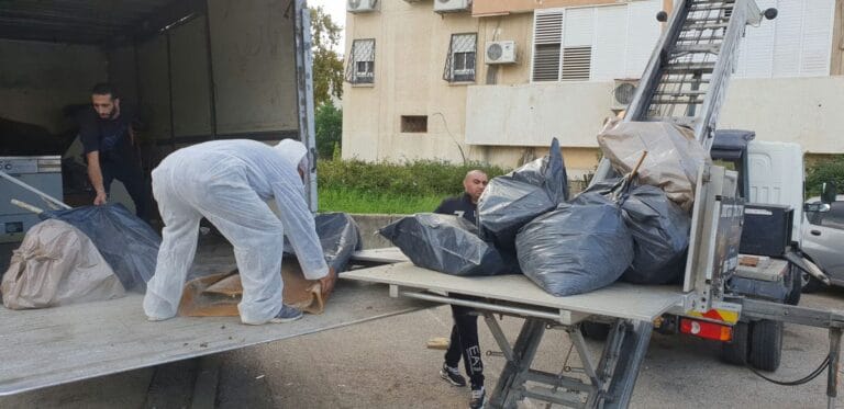 תמונה הממחישה איך לפנות לבד מחסן אופניים ישן ולפנות מקום לאופניים החדשים