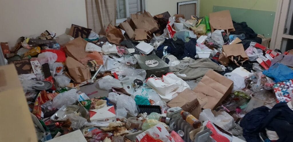 תמונה הממחישה איך לפנות לבד דירה מוזנחת ולהחזיר לה את החיוניות