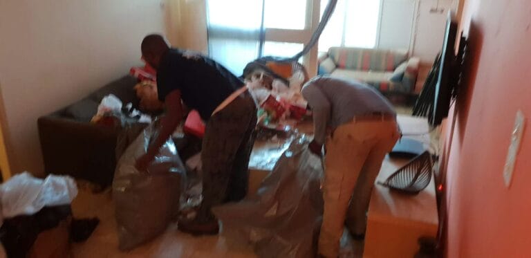 תמונה הממחישה איך לפנות לבד בית מלא רהיטים עתיקים ולהחליט מה לשמור ומה לתרום