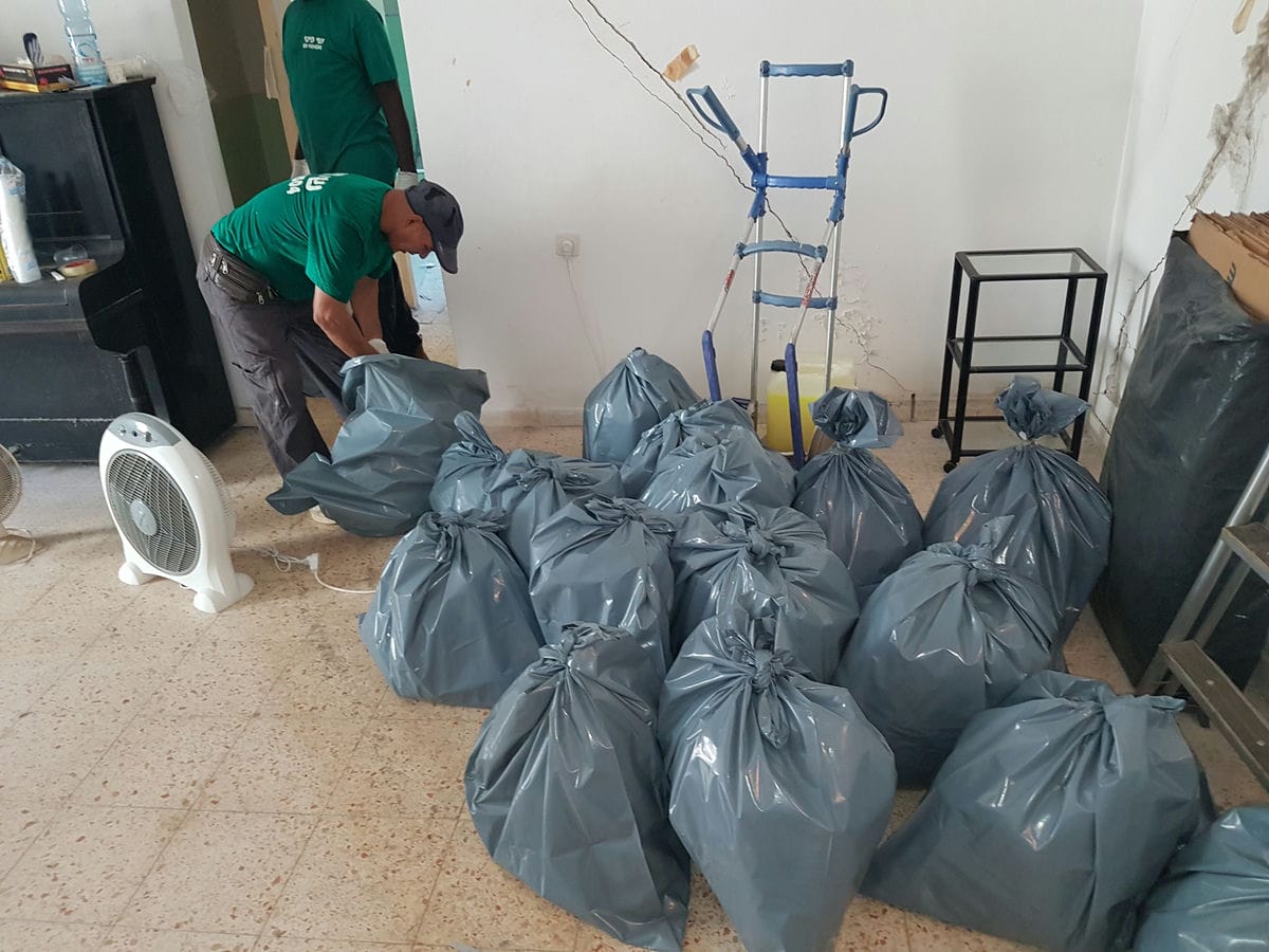 תמונה שממחישה פינוי בית בנתניה: שירותי ניקיון והתחדשות עירונית